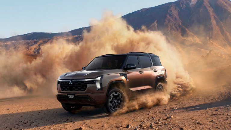 Mitsubishi Pajero се завърна, за да се изправи срещу Toyota Land Cruiser