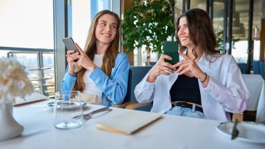 Есен на пълни обороти: три смартфона за работа, учене и всичко между тях