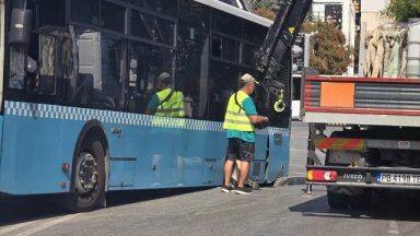 Автобус от градския транспорт в Пловдив пропадна в огромна дупка от ВиК авария (видео)