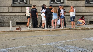 Бой между тийнейджъри пред служебния вход на парламента (снимки)