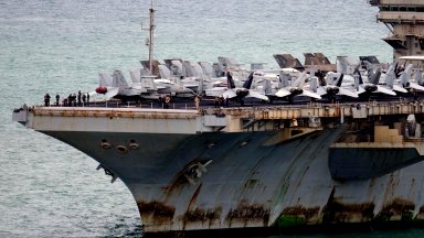 След 286 дни в морето: Самолетоносачът "Ейбрахам Линкълн" акостира в Тайланд (снимки)