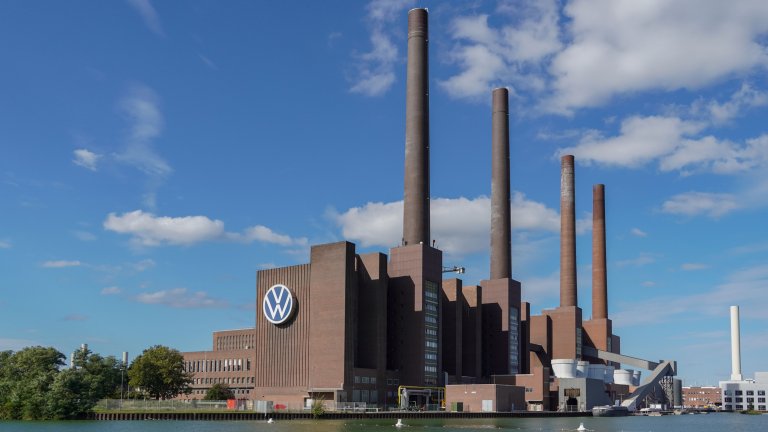 Volkswagen може да затвори четири завода в Германия. 140 000 работни места са под риск