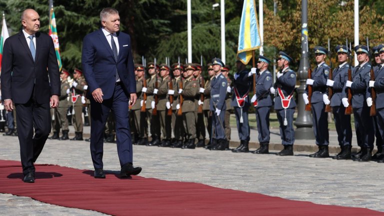 Румен Радев посрещна Роберт Фицо с почетен караул на площад "Св. Александър Невски" (снимки)
