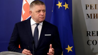 Фицо: Бих се радвал, мили Румене, спестяванията да не се влагат във военни фирми, а да говорим за мир