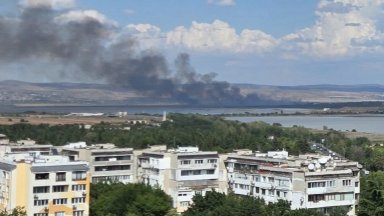 Голям пожар избухна край завод "Керамика" в Бургас (видео)