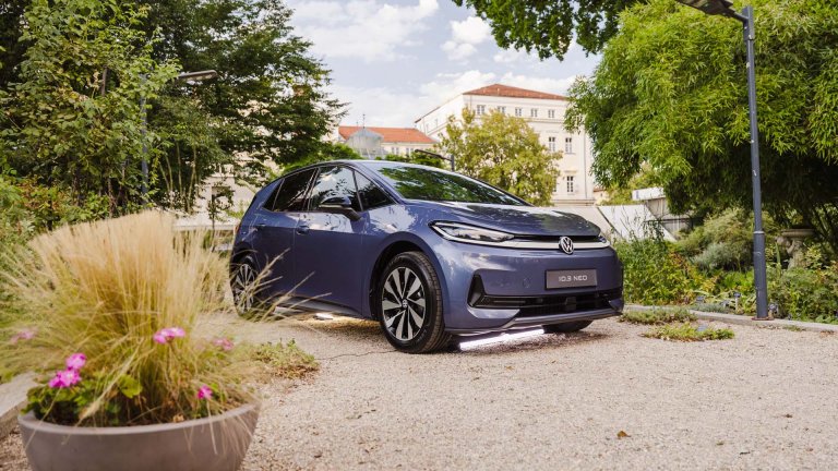 Volkswagen представи новия ID.3 Neo с кино под звездите, захранвано от самия автомобил