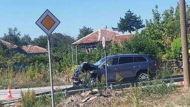 Вдигнаха въздушната линейка заради челен удар с жертва и ранени край Полски Тръмбеш