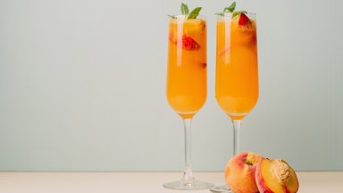 Събота вечер в чаша: Прасковено Bellini с малини и просеко