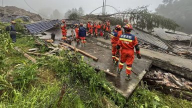 Двама души загинаха, а 10 са в неизвестност след кално свлачище в Китай