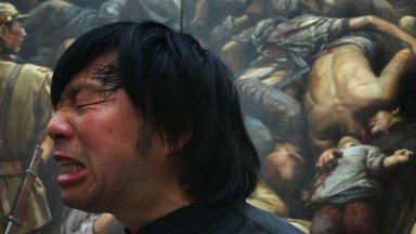 Скулптура на безутешно плачеща жена моли минувачите да избършат сълзите й
