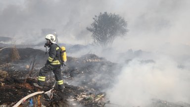 Пожар в близост до летището стресна столичани (снимки)