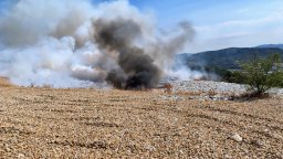 Два пожара край Габрово, предупредиха хората да не излизат и да затварят прозорците (снимки)