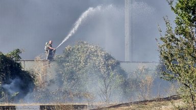 Пожар на гарата в Горно Сахране затвори Подбалканската линия и изпепели коли (снимки)