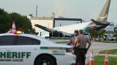 Boeing 767 на Amazon излезе от пистата и се вряза в коли в Маями, има жертви (снимки/видео)