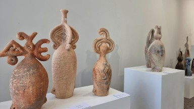 Евгения Георгиева вплита глаголицата и българската везба в ръчно правена керамика