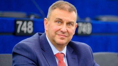 Емил Радев: Не сменям отбора на ГЕРБ с Йотова, но не ми е в характера да мишкувам