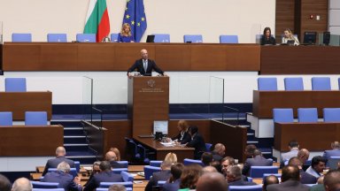 "Възраждане" пита ДАНС "продължава ли Невзоров да вкарва пари и оръжия в чували"