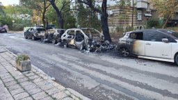 11 коли са изгорели посреднощ в два столични квартала (видео/снимки)