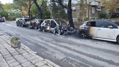 11 коли са изгорели посреднощ в два столични квартала (видео/снимки)