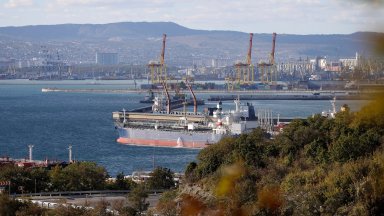 Украйна удари руски нефтен терминал в Новоросийск, Москва атакува товарен кораб