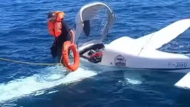 Малък самолет кацна аварийно в Черно море край град Ризе (видео)