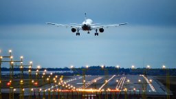 Самолет кацна принудително в Солун заради агресивни британски туристи