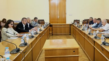 Недостиг на изпитващи бави шофьорските изпити, ще работят и през уикендите