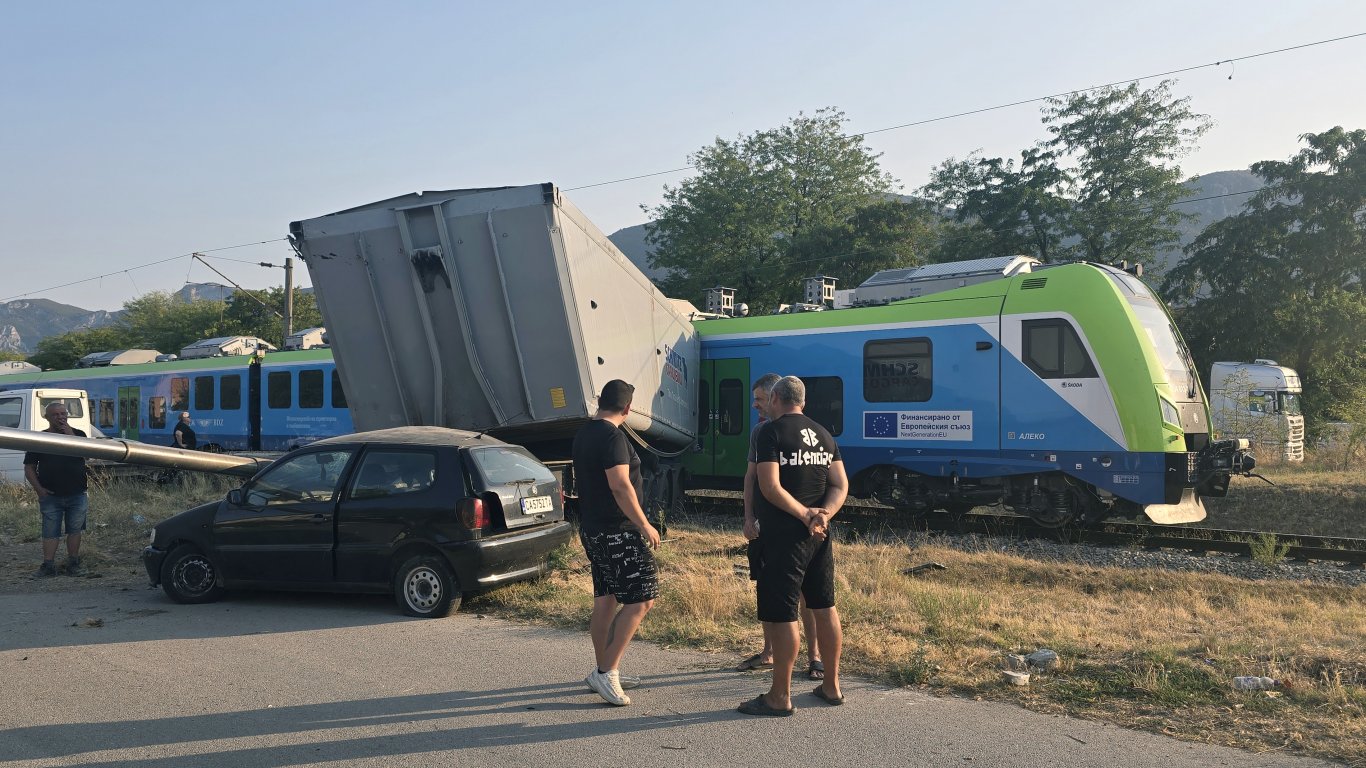 Пътнически влак удари тир на прелез във Враца