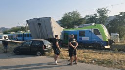 Пътнически влак удари тир на прелез във Враца
