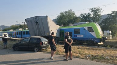 Пътнически влак удари тир на прелез във Враца
