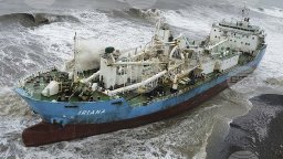 Издирват пътнически кораб с 243 души в Яванско море, 115 са евакуирани, има загинал