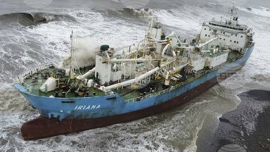 Издирват пътнически кораб с 243 души в Яванско море, 115 са евакуирани, има загинал