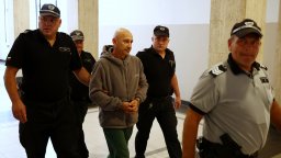 Подпалвачът на автомобили в София остава в ареста