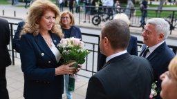 Илияна Йотова даде старт на новата учебна година в 188-годишна гимназия в Русе (снимки)