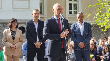 Хуманитарната гимназия в Пловдив отвори врати, кметът иска санкция за ремонта (снимки)