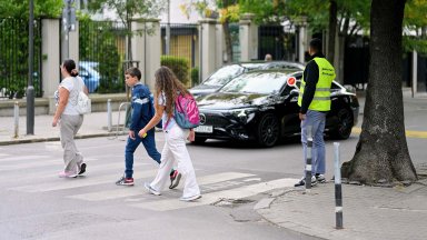 Инициативата „Деца на пътя! Път на децата!“ отново спря коли за безопасно пресичане