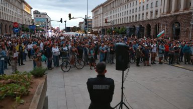 Нов протест срещу кабинета "Радев" блокира движението в Триъгълника на властта (снимки)