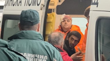 Всички 15 моряци от кораба "Челси" са спасени, тече операция при потъналия край Крапец (снимки)