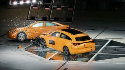 Mercedes-Benz пресъздаде зрелищна катастрофа пред публика (видео)