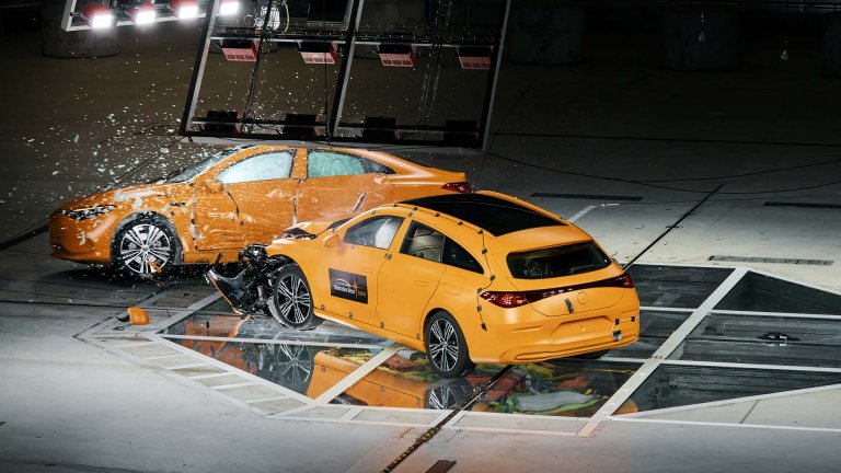 Mercedes-Benz пресъздаде зрелищна катастрофа пред публика (видео)